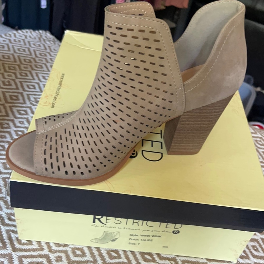 RESTRICTED “Wink wink” booties